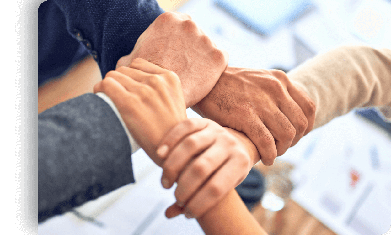 Imagen de cuatro manos agarradas formando una union.