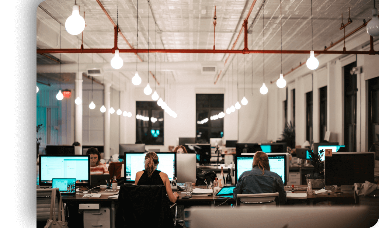 Imagen con un equipo de personas trabajando en una oficina.