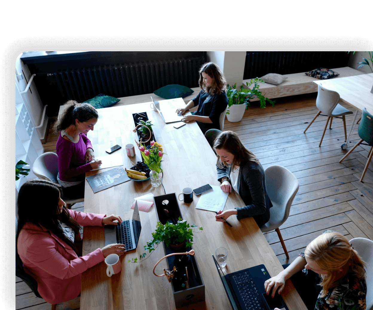 Imagen de varias chicas trabajando en una oficina moderna.